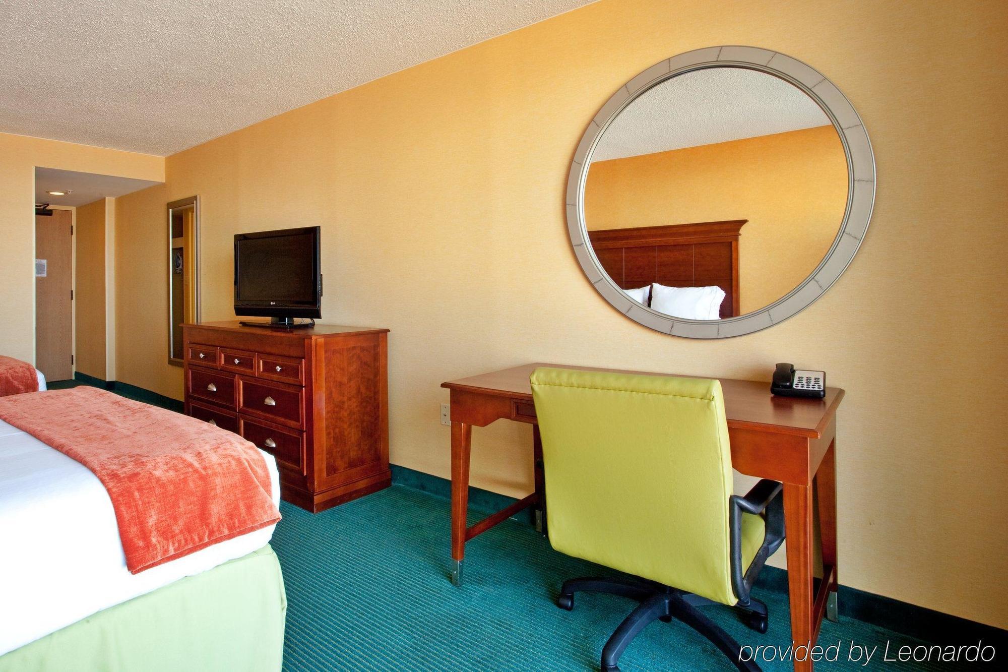 Holiday Inn Express Hotel & Suites Virginia Beach Oceanfront, An Ihg Hotel Номер фото
